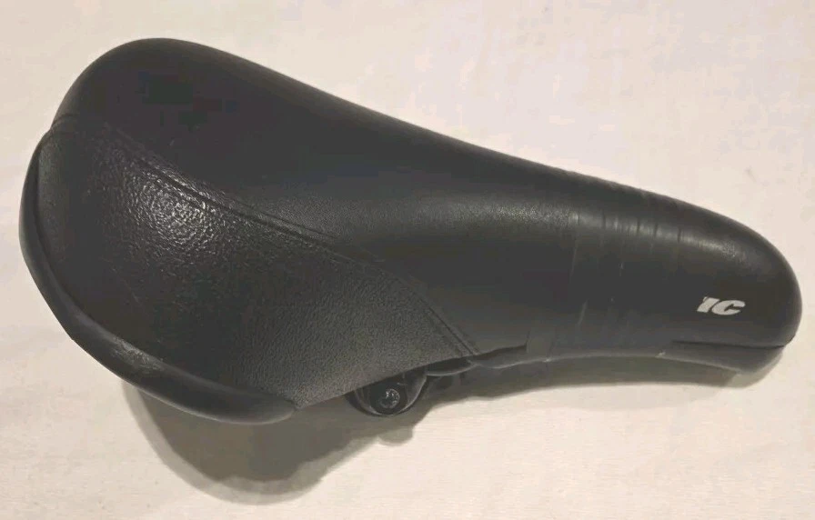 Assento de bicicleta Pacific Cionlli preto 10" com ferragens de montagem - Imagem 2 de 4