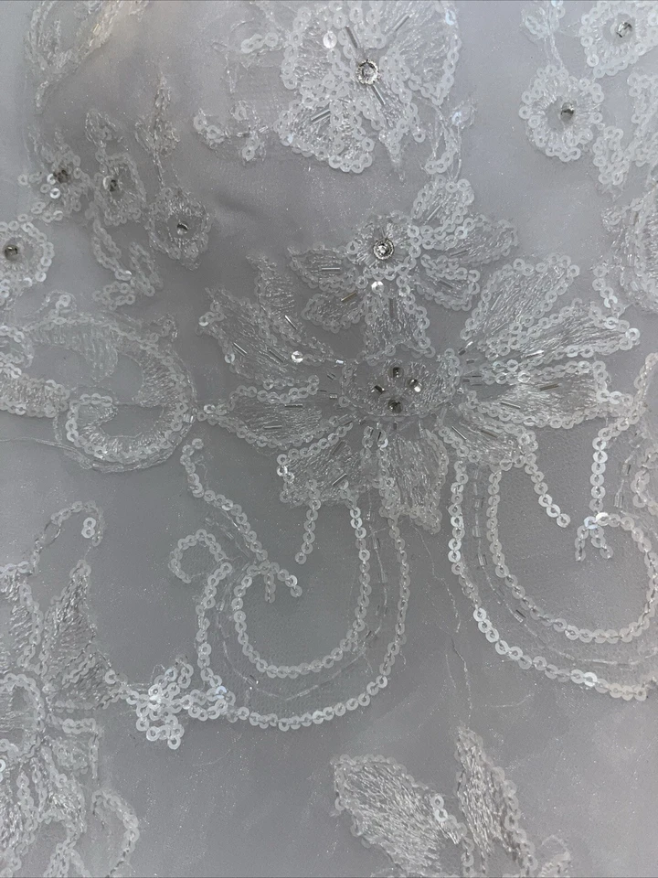 Vestido de novia David, talla 22, enagua blanca, doble velo, tren, bordado Foto 3 de 4