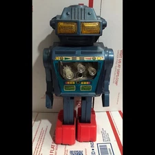 Original c. 1970s made in Hong Kong Toy ROBOT - 10 in tall & looks great