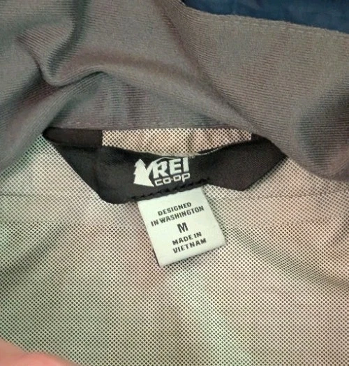 REI Co-Op Peak 2.5L Rain Jacket W/Pit Zips Full Zip Hooded Men’s MED - product detail image 3