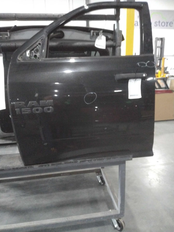 Conjunto de puerta delantera izquierda usado se adapta a: camioneta Ram Dodge 1500 2015 doble cabina Foto 2 de 4