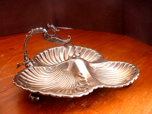Magnifique plat de service ancien Mappin & Webb plaqué argent avec manche griffon - Photo 1/5