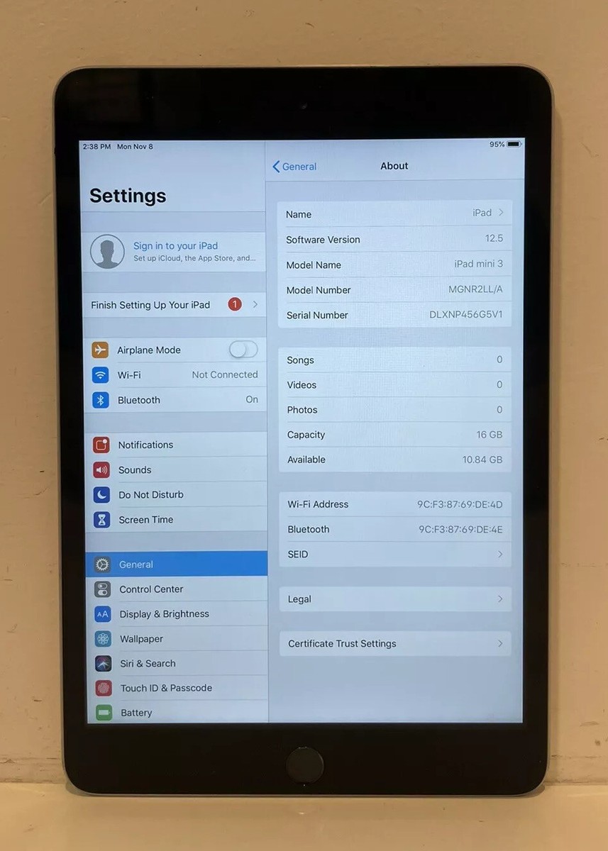 Apple iPad mini 3 16GB, Wi-Fi, 7.9in - Space Gray - Headphone Jack