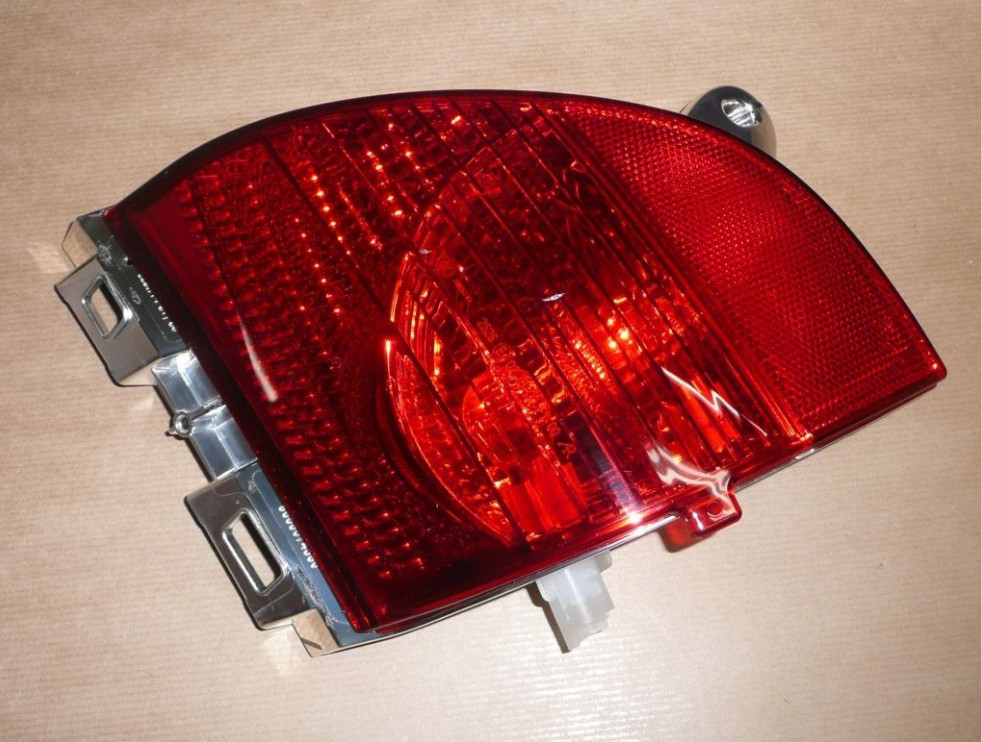 Feu antibrouillard arrière gauche PSA 6350.GH en plastique rouge premium Peugeot 2008