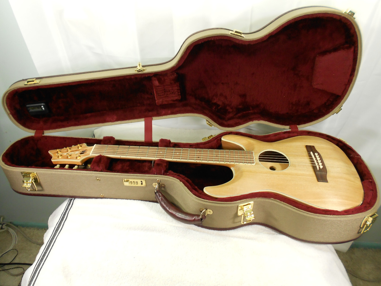 ACOUSTIC GUITAR - TIMELESS TIMBER CUSTOM #00 - 1400 A.D. FLAME BIRCH - AMERITAGE