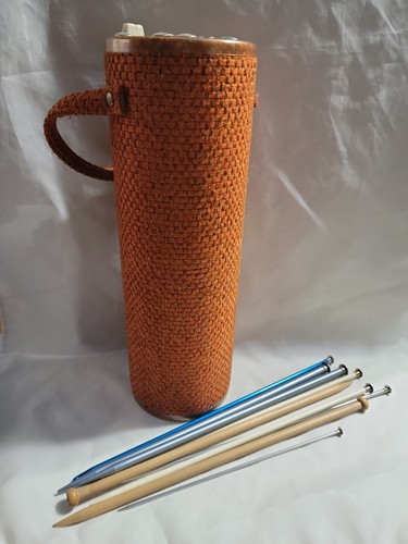 VTG Retro Knitting Needle Caddy Cylinder Holder Handle Plastic Lid 15" w/Needles