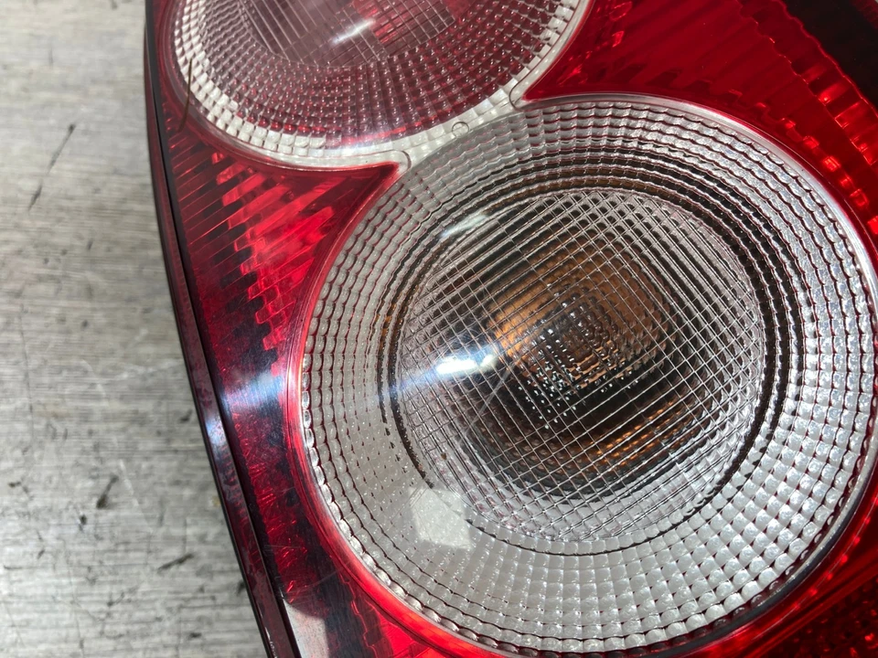 Nissan Micra 2005 par de luces traseras del lado del conductor y del pasajero Foto 3 de 4