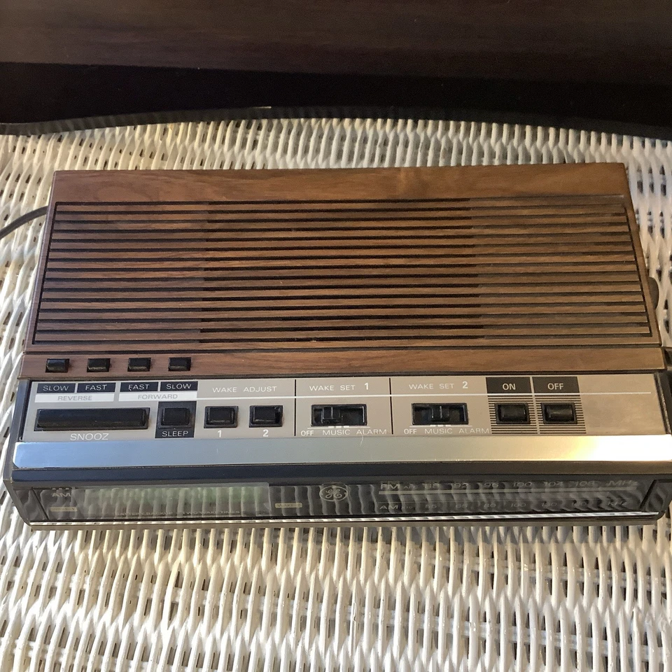 Radio Reloj Despertador General Electric GE Grano Madera Modelo 7-4638B LED Verde Probado Foto 2 de 4