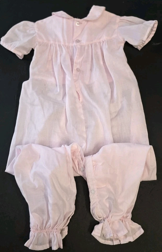 First 1 岁生日手工缩褶浅粉色女宝宝连衫裤复古 — 第 2/4 张图片