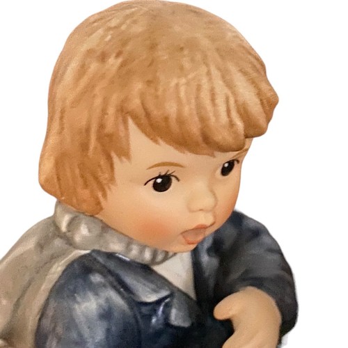 Goebel Berta Hummel Warm & Toasty Figurine Limited Edition Boy Girl BH292 2005 - Picture 5 of 11