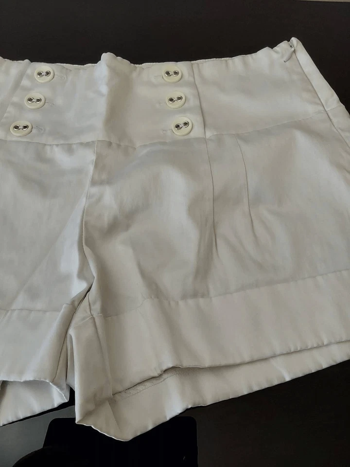 Shorts Candies tamanho 9 cetim branco botão frontal - Imagem 2 de 4