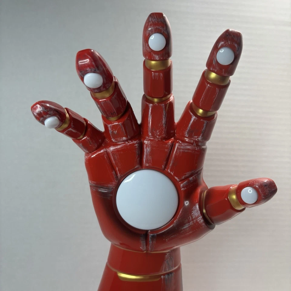 Светодиодная настольная лампа Marvel Comics Iron Man Gauntlet 14 дюймов Marvel Comics Ukonic - Изображение 2 из 4