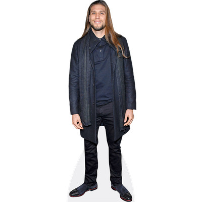 Brian Ortega (Anzug) lebensgroßer Ausschnitt
