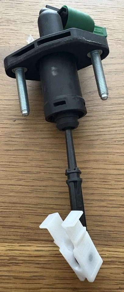 Genuine GM Vauxhall Opel Insignia Astra Zafira Clutch Master Cylinder 55579998 - Image 4 of 4