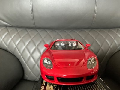 Minichamps Porsche Carrera GT 2004 Guards Red Black Leather Seats