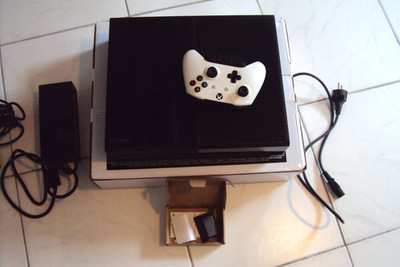 Microsoft Xbox One Spielkonsole mit weißen Controller - Schwarz 1540