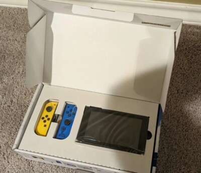 Nintendo Switch Console [ Fortnite Wildcat Bundle Limited Edition