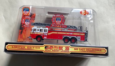 CODE 3 COLLECTIBLES 1:64 SEAGRAVE 100FT. HECKMONTAGELEITER FDNY NR. 174 12721
