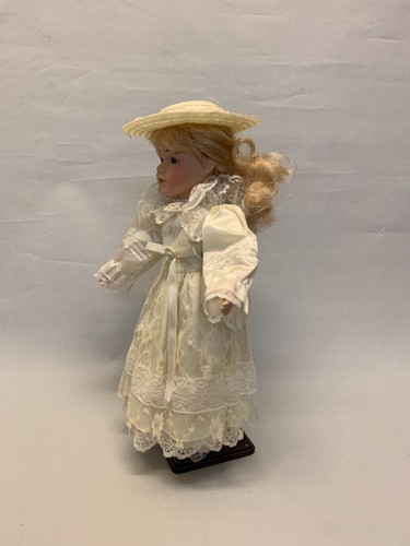 Collectable Porcelain doll "Victoria -A" by The Promenade Collection - Picture 3 of 9