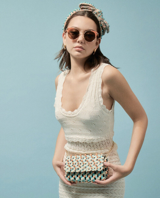 ПОЯСНАЯ СУМКА Lele Sadoughi CORAL SUNSET BELEN ИЗ РАФИИ, СПЛЕТЕННАЯ из бисера, 295 долларов США