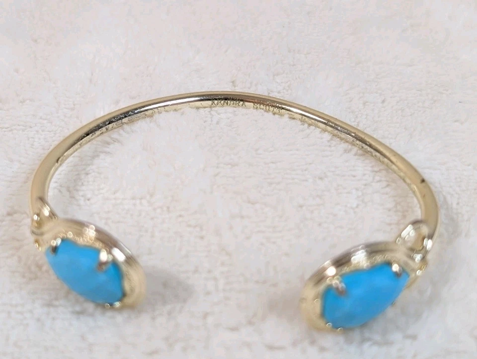 Brazalete abierto Kendra Scott tono dorado piedras azul turquesa para mujer’s Foto 3 de 4