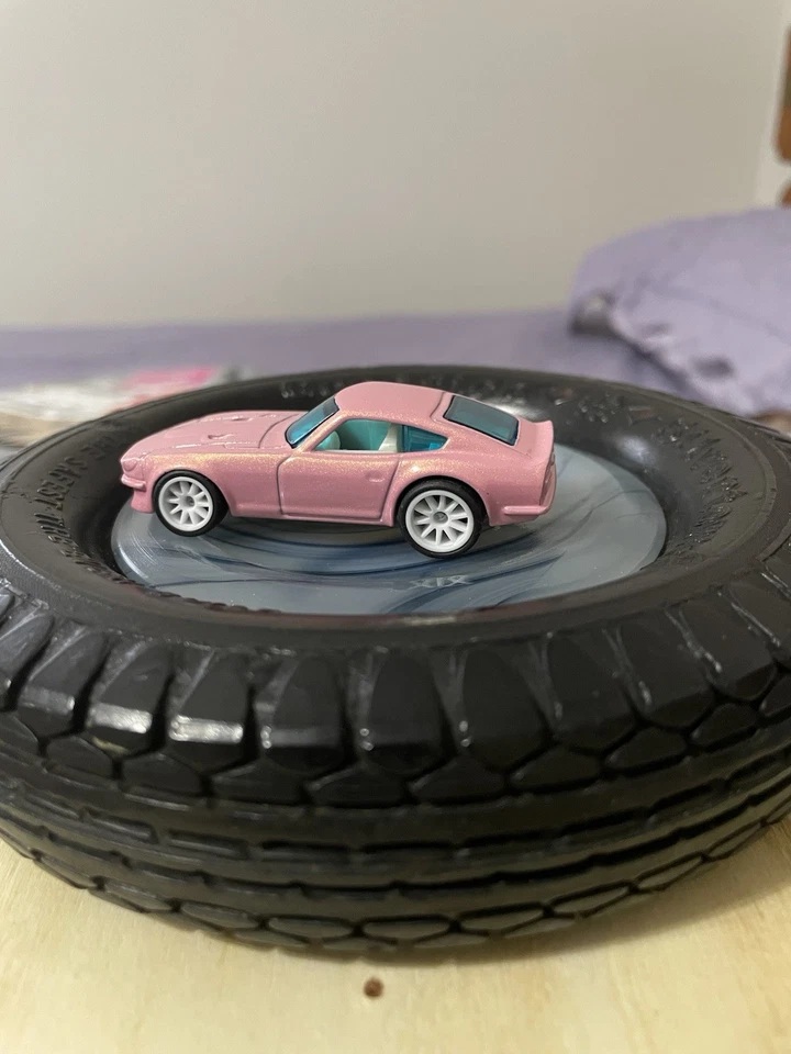 PROTOTIPO HOT WHEELS 2025 DATSUN 240Z TEST RUN ROSA/REMACHE/SIN TAMPO PILOTOS REALES Foto 2 de 4