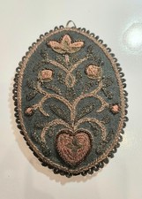 Alte Klosterarbeit mit Reliquien im Innern