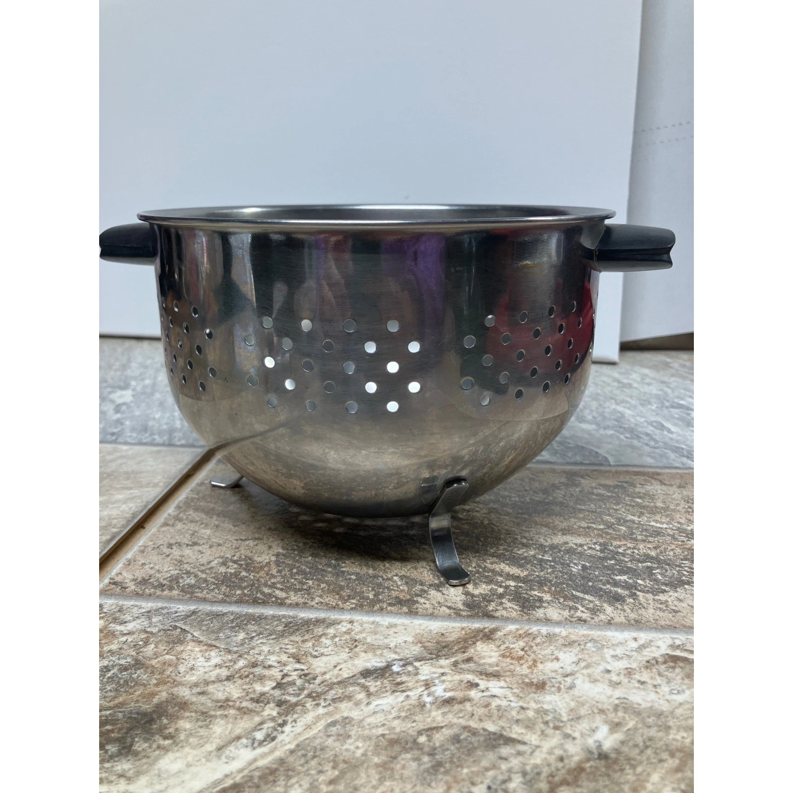 Stainless Steel Footed Colander 8.5 Inch Round Strainer with Black Handles