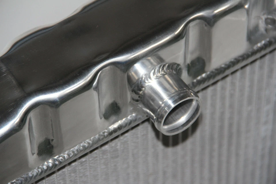 Полированный алюминиевый радиатор KKS подходит для Chevrolet Chevy Truck V8 1948-1954 годов выпуска с 3 рядами - Изображение 3 из 4