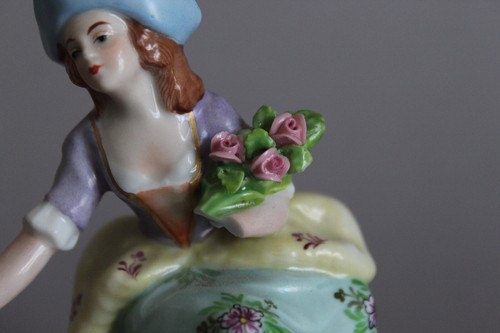 Sitzendorf Porzellan Dame mit Blumen H 11 cm Fehlstelle Hand - Picture 7 of 14