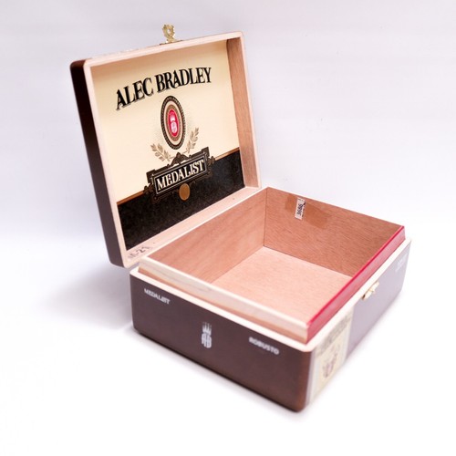 Caja de cigarros de madera vacía Alec Bradley Robusto Medalist 7,25" x 5,75" x 2,75" - Imagen 6 de 11