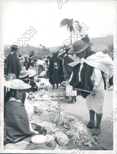 Otaval Ecuador 1955 mercado abierto cliente interesado en producto foto de prensa