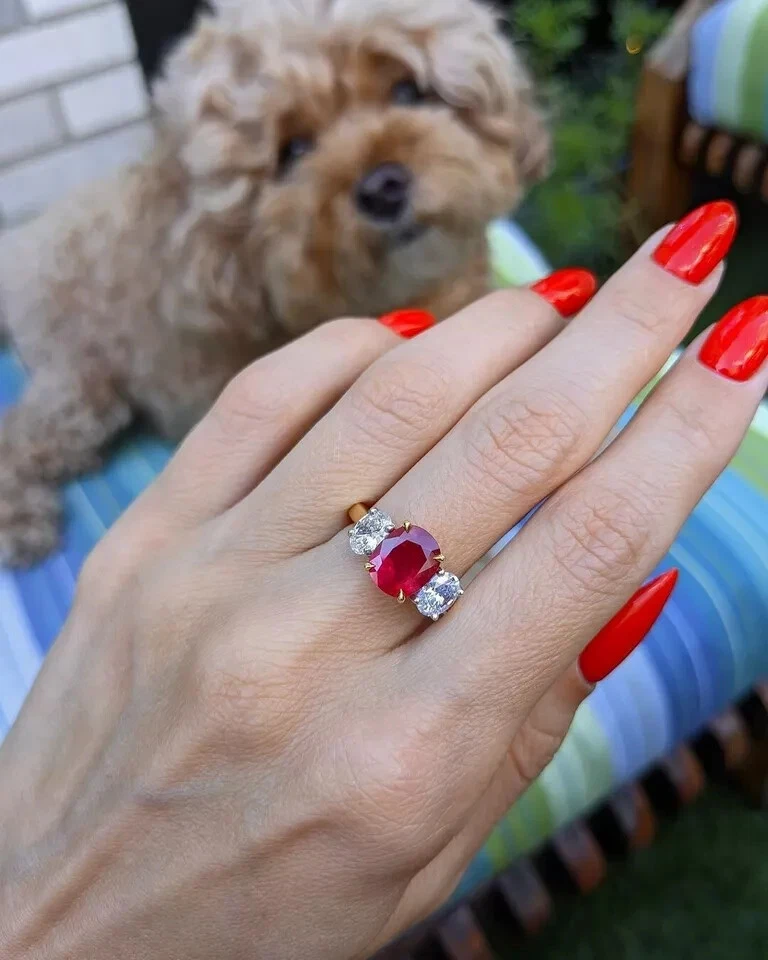 Anillo de compromiso de diamantes rubí natural de corte ovalado de 2,94 quilates de oro amarillo real de 14 quilates talla 6 Foto 2 de 4