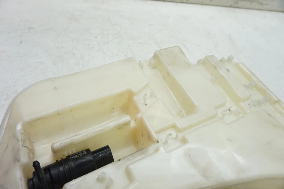 Reservatório de fluido para lavadora de para-brisa BMW M6 F12 2013-2018 8050439 - Imagem 3 de 4