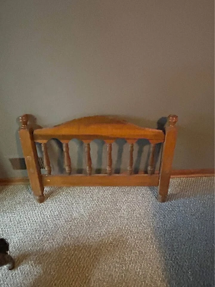 Cabecero de husillo bajo estilo tradicional de colección estribo doble tamaño marco de cama de madera Foto 4 de 4