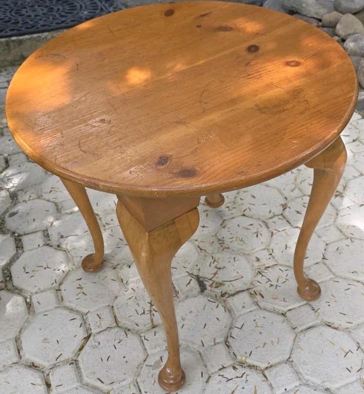 Mesa auxiliar robusta vintage de pino amarillo años 60 con patas provinciales recogida local  Foto 4 de 4