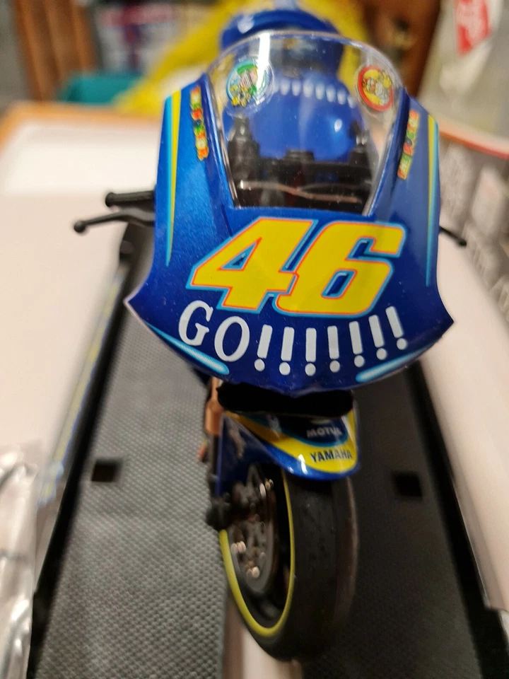 VALENTINO ROSSI YAMAHA YZRM1 team GAULOISES FORTUNA Guiloy 1/10 YAMAHA COD 13626 - Immagine 3 di 4