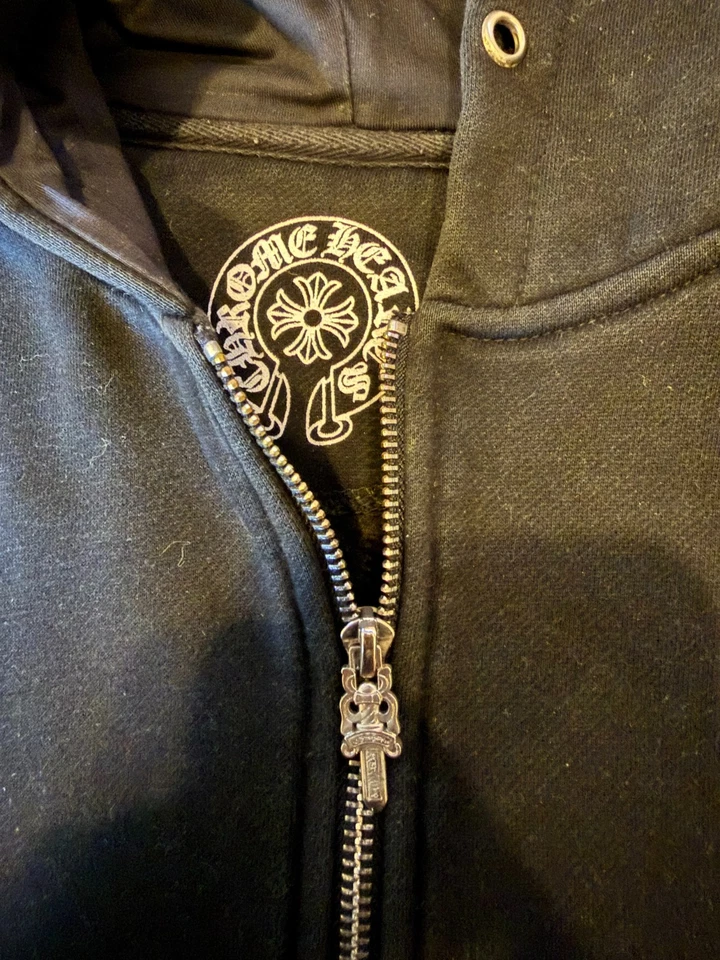 parche cruzado corazones cromados cremallera Foto 2 de 4