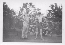 Photo soldat nu avec casque acier couteau et bouteille bière quartier en France