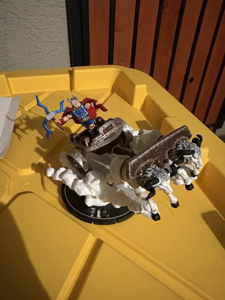 Figura miniatura coleccionable conocida como Thor's Mighty Chariot de Heroclix Foto 2 de 2
