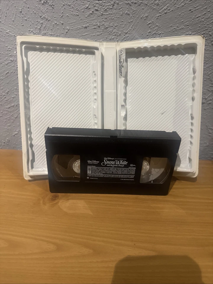 RARE Disney's Snow White & the Seven Dwarfs Masterpiece VHS Collector's Edition - Image 4 of 4