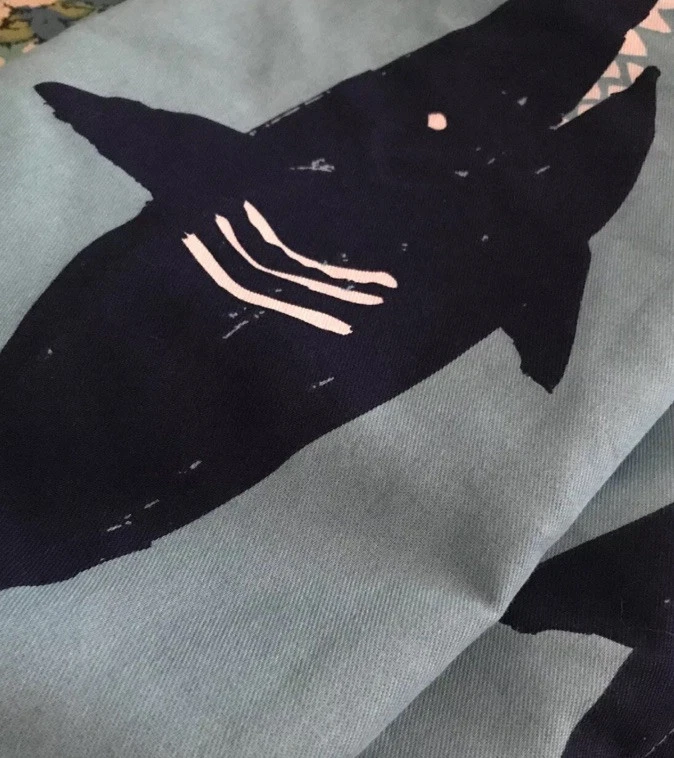 Cortina de ducha social Pillowfort Shark USADA Foto 2 de 4