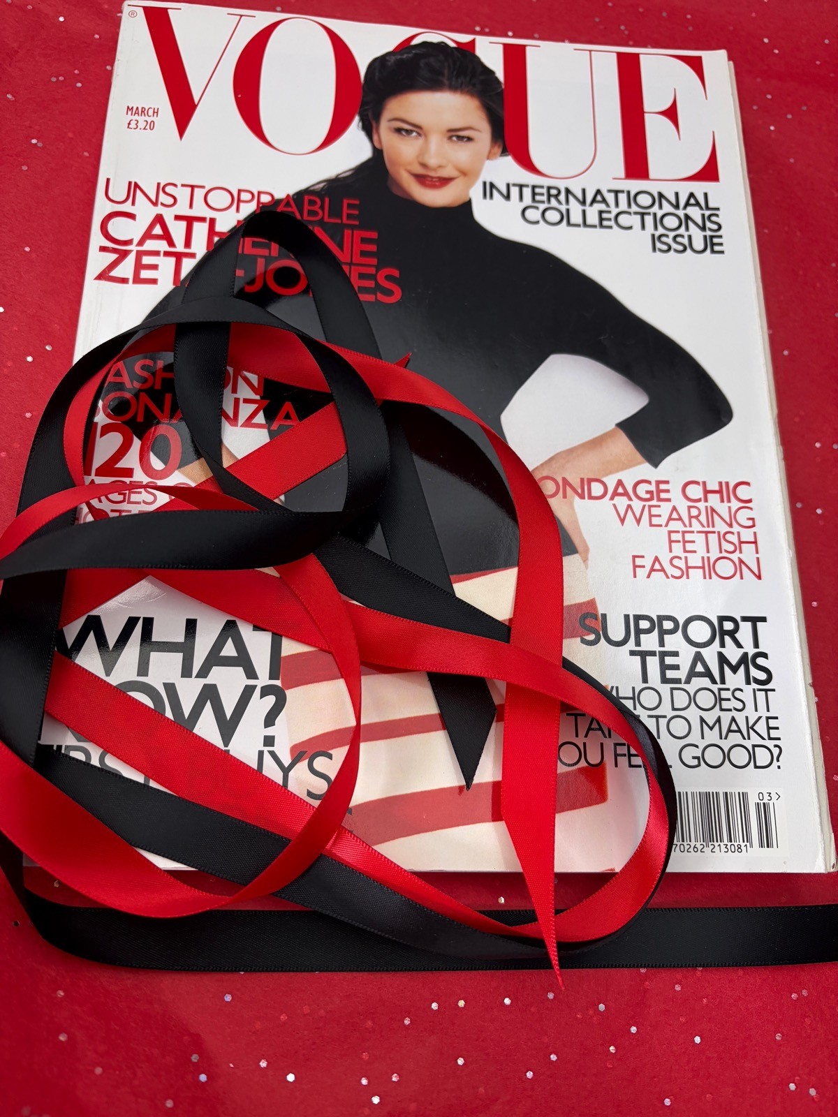 VOGUE MAGAZINE 2001 MARCH Vogue FREE  GIFT WRAP  Fast Dispatch