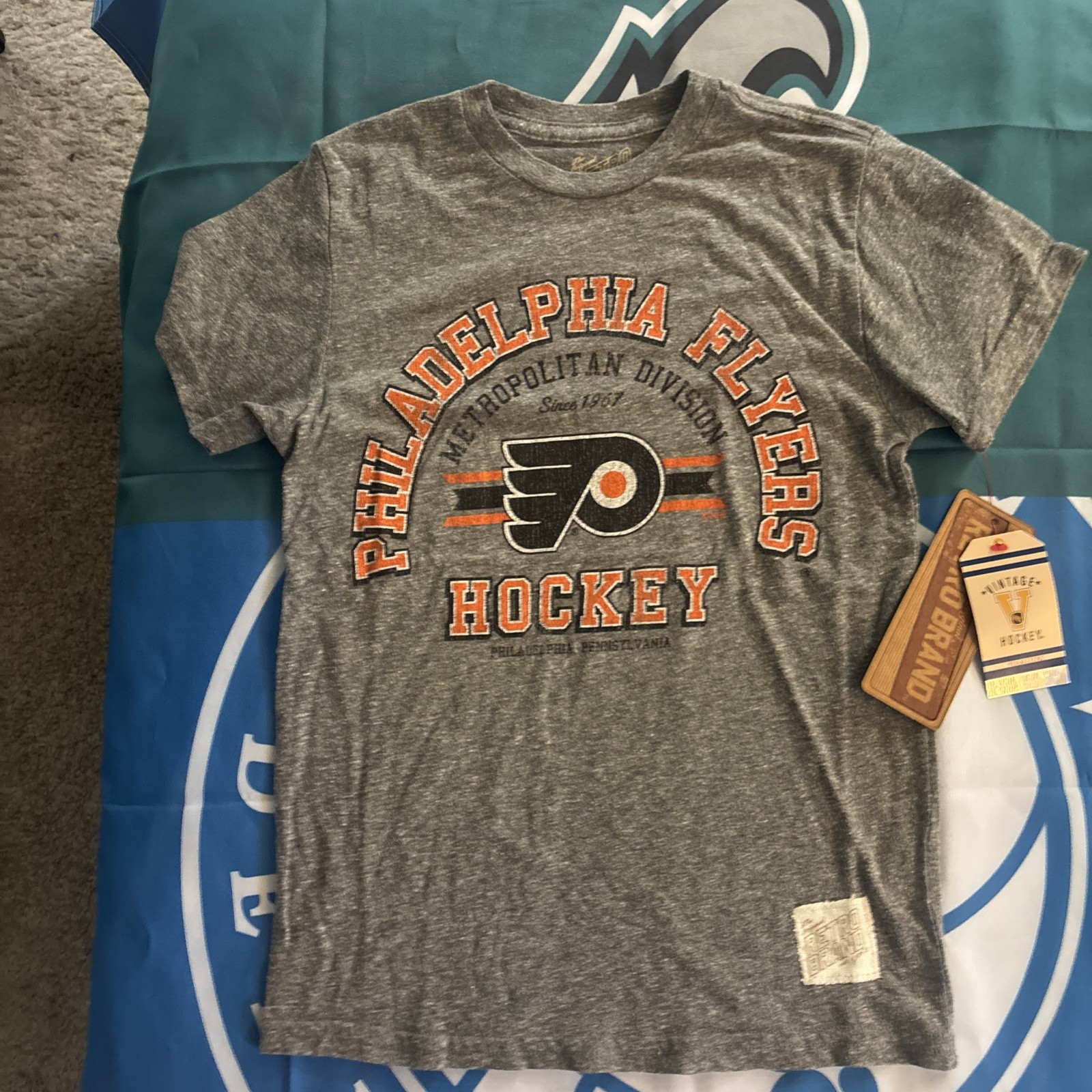 NWT Youth Medium Philadelphia Flyers Retro Brand Vintage Hockey Tee