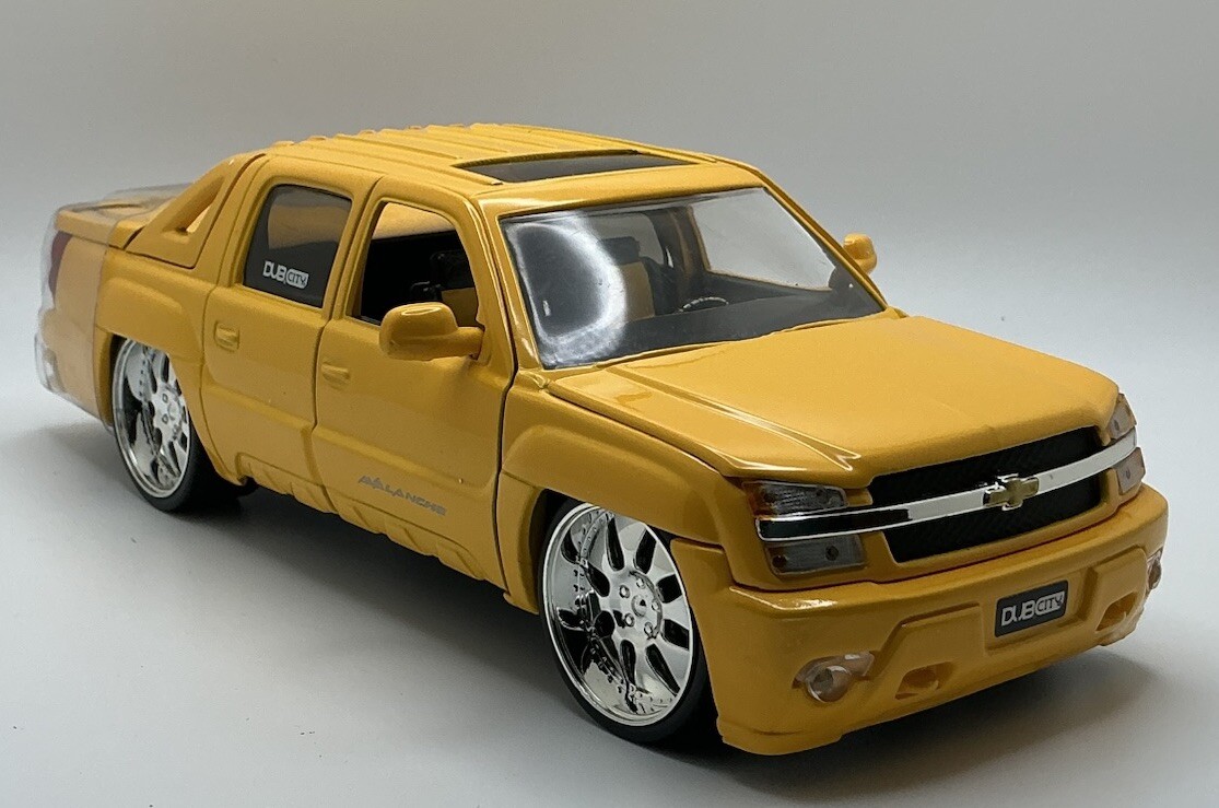 2001 Chevy Avalanche YELLOW Jada Dub City 1:24 Scale Die-cast RARE
