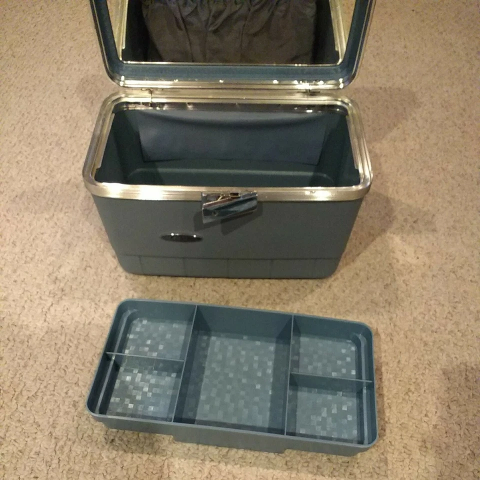 Vintage Sears Forecast blue Train Case Great conditionCosmetic Tray w/tag - Image 3 of 4