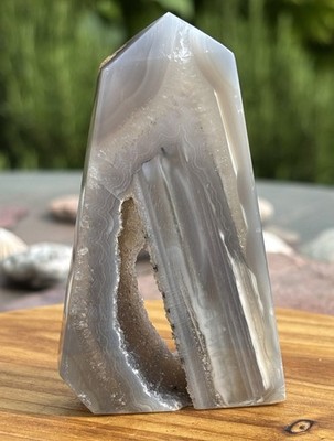 Beautiful Agate Crystal Geode Tower Point 93g, 82mm Hight, 46mm Width