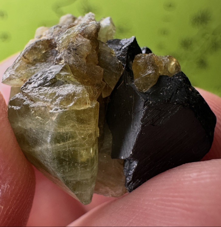 Peridot / Olivin Kristall Edelstein auf Matrix / Mineralien Sammler Stufe Peridot / Olivin Kristall Edelstein auf Matrix / Mineralien Sammler Stufe