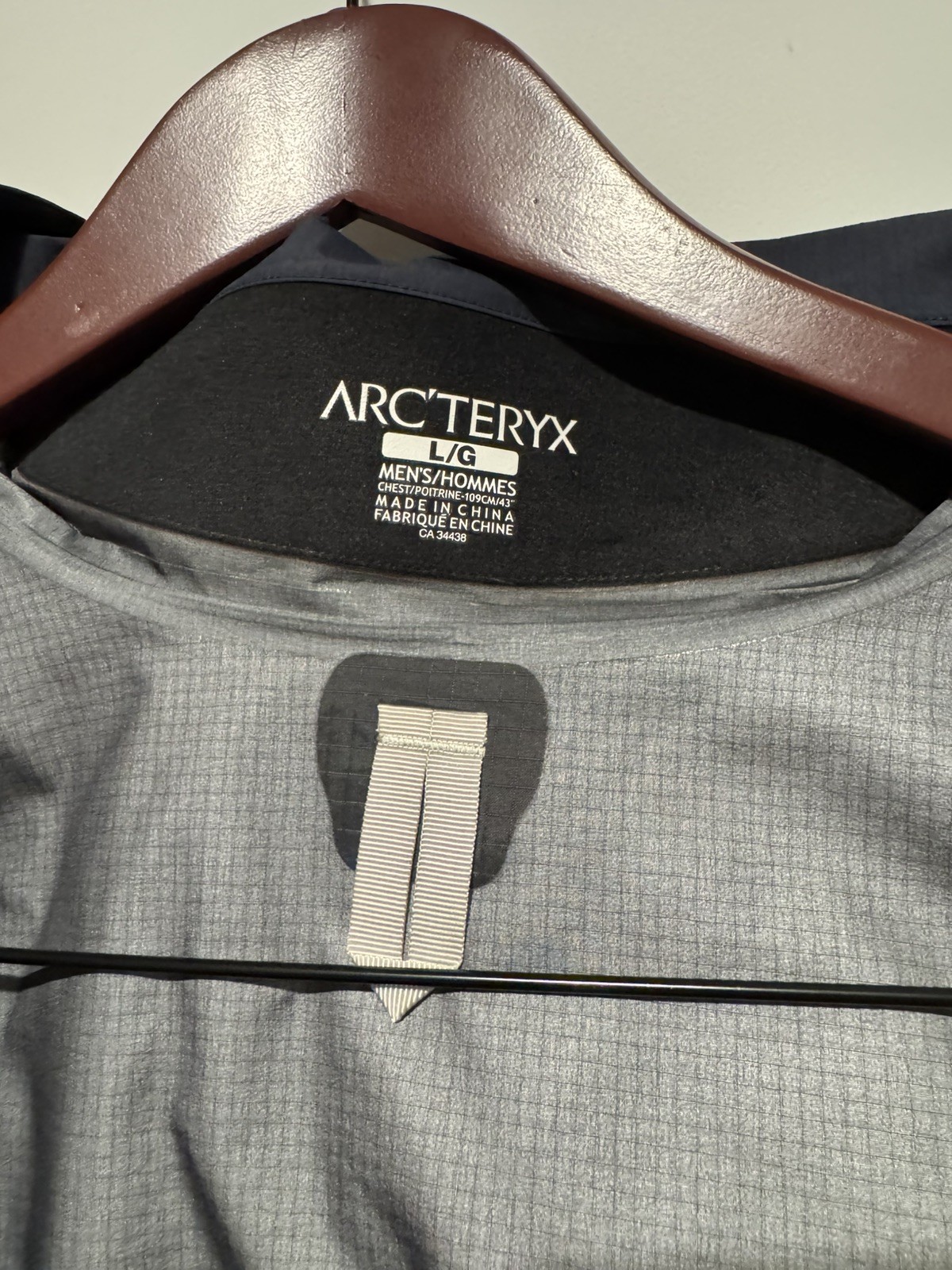 Arc'teryx Theta AR Gore-Tex Pro Shell Jacket in Navy Blue - Size Large image 4