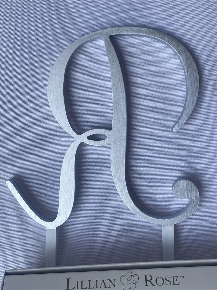 Topper de pastel con monograma plateado Lillian & Rose “R” Mmfj Foto 4 de 4